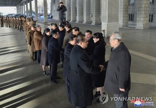 23일 오후 평양에서 출발하는 북한 예술대표단을 김여정(오른쪽 두번째) 등이 전송하고 있다.