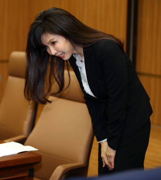 인사하는 서지현 검사