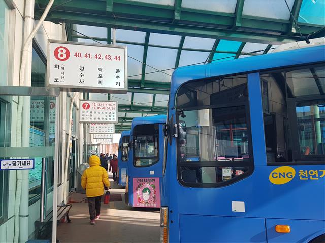 지난달 11일 인천 강화터미널에서 승객들이 탈 버스를 찾고 있다.  사진 김주연 기자 justina@seoul.co.kr
