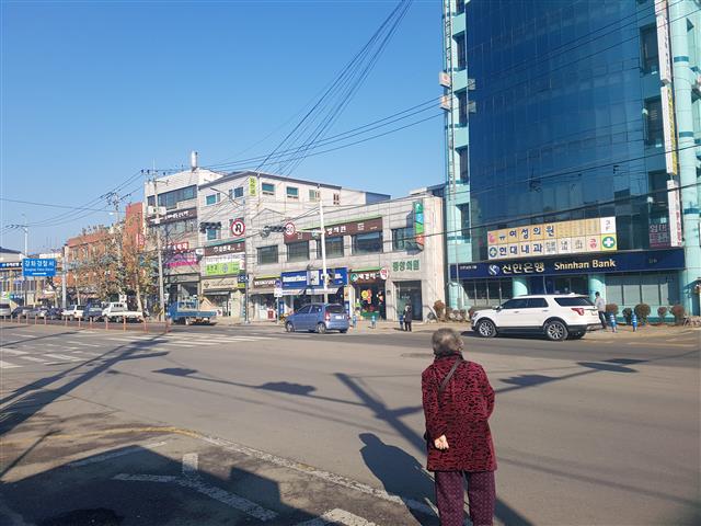 지난달 11일 오전 인천 신한은행 강화지점 맞은편에 위치한 버스 정류장에서 한 노인이 지팡이를 짚고 버스를 기다리고 있다. 썰렁하지만 이곳은 나름 번잡한 강화읍 시내다. 사진 김주연 기자 justina@seoul.co.kr