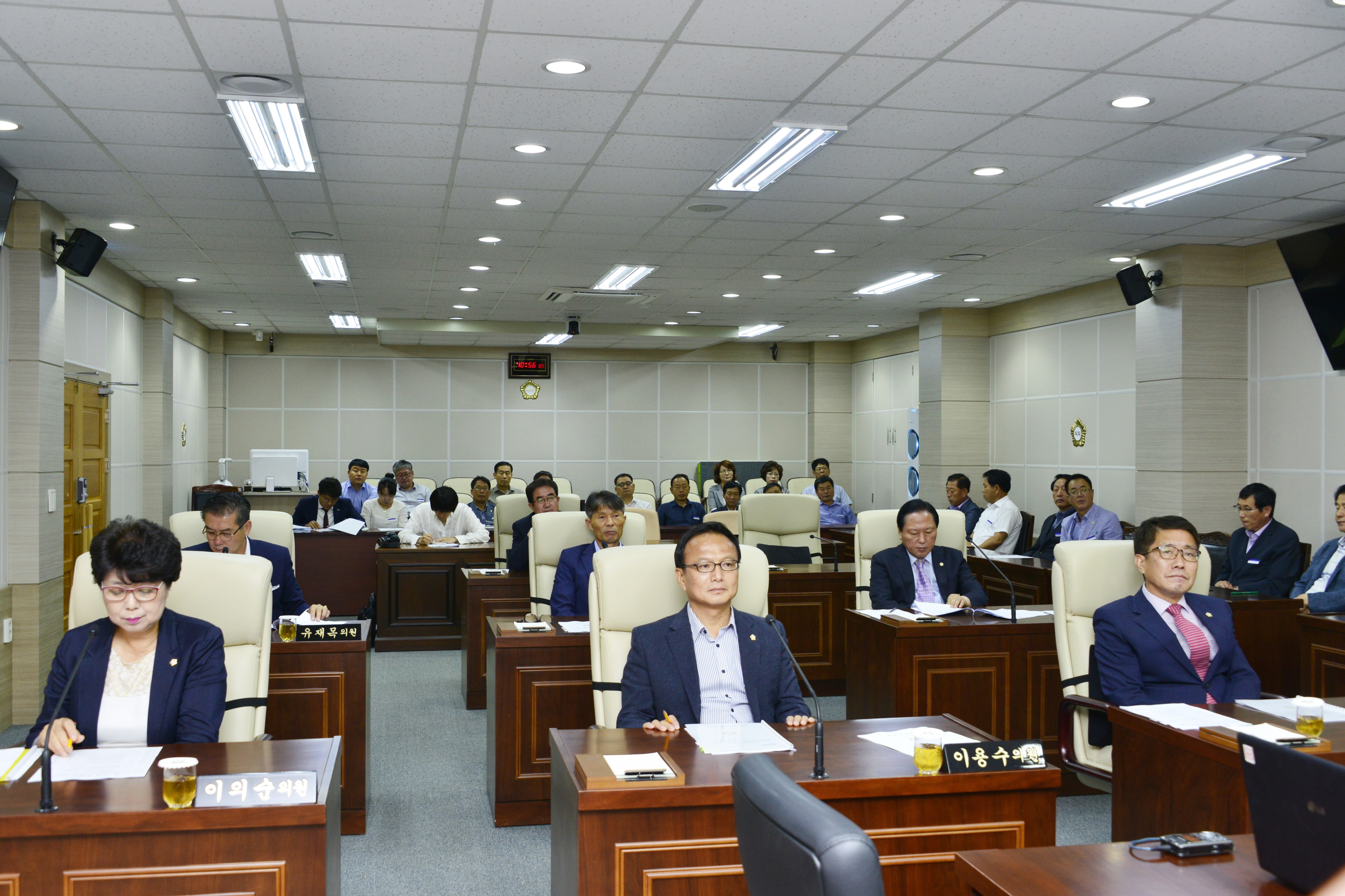 7년째 해외연수를 실시하지 않은 충북 옥천군의회 본회의 모습.