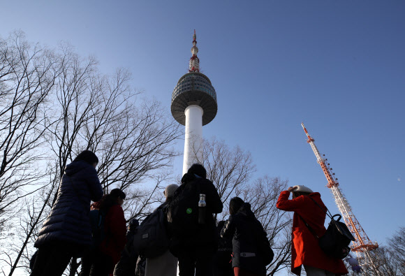 미세먼지 농도가 ‘좋음’ 수준을 보인 27일 오전 서울 중구 남산을 찾은 외국인 관광객들이 파란 서울 하늘을 찍고 있다. 2019.1.27  연합뉴스