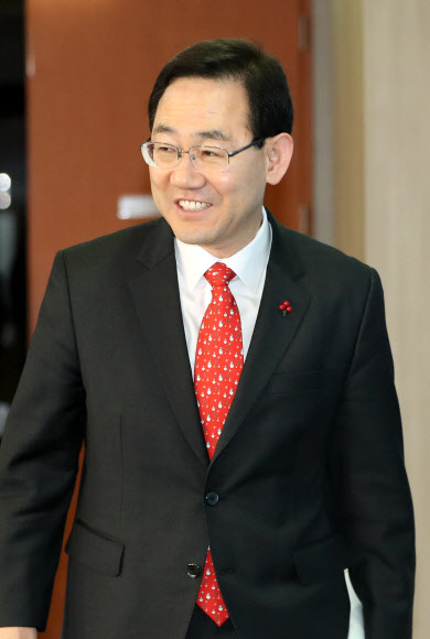 자유한국당 주호영 의원이 27일 오전 전당대회 당대표 출마 선언 기자회견을 하기 위해 국회 정론관으로 들어서고 있다. 2019.1.27  연합뉴스