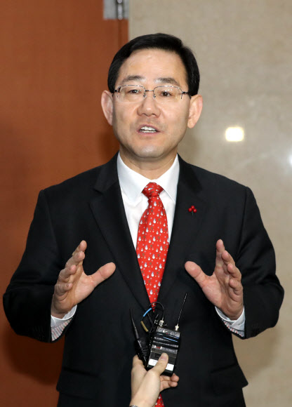 자유한국당 주호영 의원이 27일 오전 국회 정론관에서 전당대회 당대표 출마 선언 기자회견을 마치고 기자들의 질문에 답하고 있다. 2019.1.27  연합뉴스