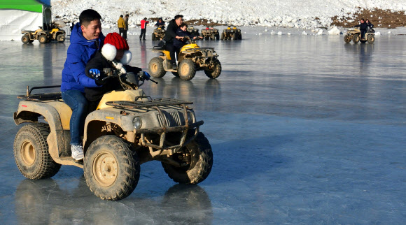 소양강 얼음 벌판 질주하는 사륜오토바이