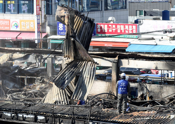 27일 오전 울산시 남구 농수산물도매시장 수산물 소매동 화재 현장에서 불에 타 무너진 지붕을 철거해 한쪽으로 모아두는 작업이 이뤄지고 있다. 2019.1.27  연합뉴스