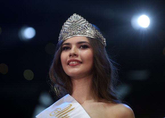 랄리나 아라보바(Ralina Arabova)가 27일(현지시간) 타타르스탄공화국 카잔에서 열린 ‘2019 미스 타타르스탄 선발대회’에서 우승을 차지한 후 왕관을 쓰고 포즈를 취하고 있다. 타스 연합뉴스 