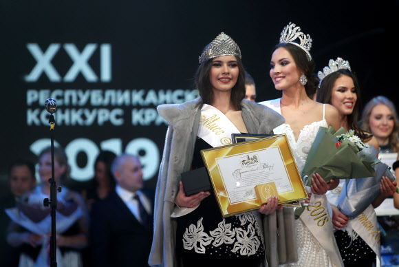 랄리나 아라보바(Ralina Arabova)가 27일(현지시간) 타타르스탄공화국 카잔에서 열린 ‘2019 미스 타타르스탄 선발대회’에서 우승을 차지한 후 왕관을 쓰고 포즈를 취하고 있다. 타스 연합뉴스