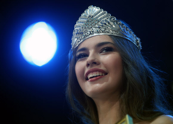 랄리나 아라보바(Ralina Arabova)가 27일(현지시간) 타타르스탄공화국 카잔에서 열린 ‘2019 미스 타타르스탄 선발대회’에서 우승을 차지한 후 왕관을 쓰고 포즈를 취하고 있다. 타스 연합뉴스