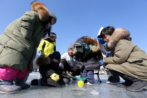 대한민국 ‘원조 겨울축제’인 제19회 인제빙어축제 개막 첫 주말인 27일 온 가족이 빙어 얼음 낚시터를 찾아와 겨울 추억을 만들고 있다. 인제빙어축제는 내달 3일까지 이어진다. 2019.1.27  연합뉴스