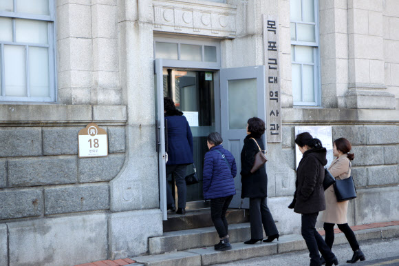 27일 오후 손혜원 의원의 집중매입 논란이 된 전남 목포시 근대역사문화공간에 있는 목포근대역사박물관에 관광객들이 들어서고 있다. 2019.1.27  연합뉴스