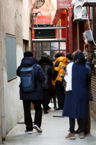 27일 오후 손혜원 의원의 집중매입 논란이 된 전남 목포시 근대역사문화공간 거리에서 관광객들이 손 의원의 조카 등이 운영하는 창성장을 둘러보고 있다. 2019.1.27  연합뉴스