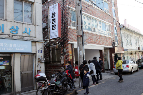 27일 오후 손혜원 의원의 집중매입 논란이 된 전남 목포시 근대역사문화공간 거리에서 관광객들이 손 의원의 조카 등이 운영하는 창성장을 둘러보고 있다. 2019.1.27  연합뉴스