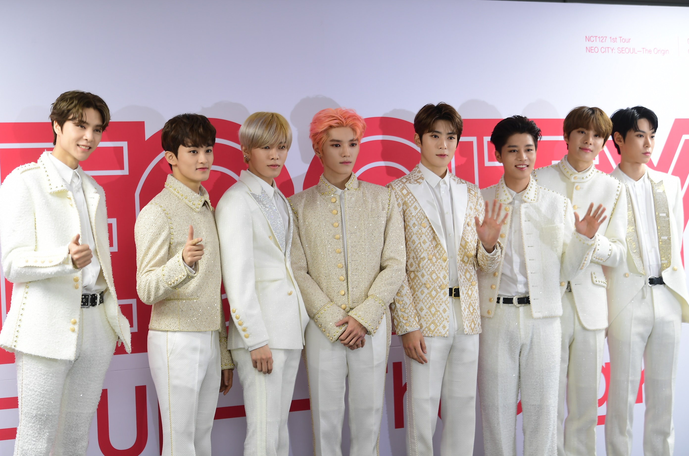 NCT 127이 27일 서울 올림픽공원 체조경기장에서 열린 첫 단독콘서트 기자회견에서 포즈를 취하고 있다.