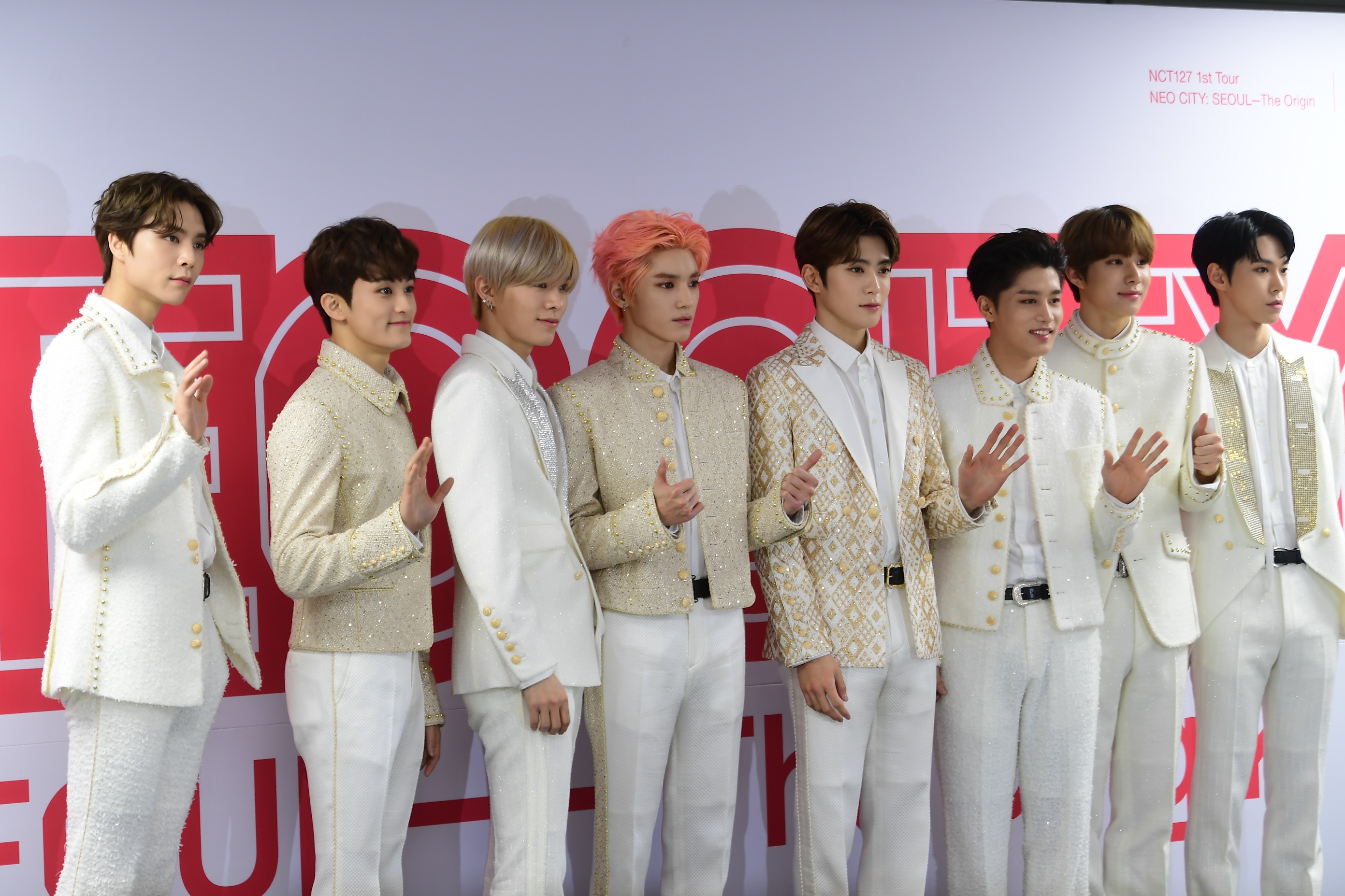 NCT 127이 27일 서울 올림픽공원 체조경기장에서 열린 첫 단독콘서트 기자회견에서 포즈를 취하고 있다.