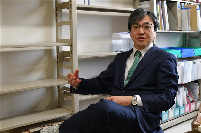도노무라 마사루 도쿄대 교수(한국학연구센터장)가 지난 24일 도쿄대 고마바 캠퍼스 연구실에서 3·1 운동의 의미를 설명하고 발전적인 양국 관계를 위해 제언하고 있다.