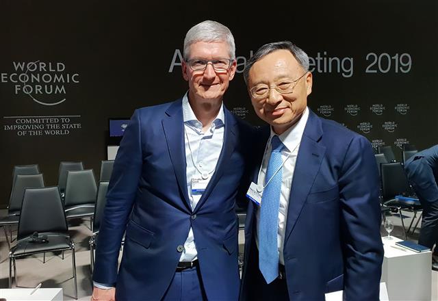 2019년 다보스 포럼에서 만난 황창규(오른쪽) KT 회장과 팀쿡 애플 CEO