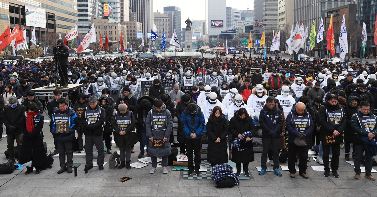 충남 태안화력발전소에서 일하던 고 김용균씨가 사망한 지 49일째인 27일 서울 종로구 광화문광장에서 열린 6차 범국민 추모제에서 참석자들이 묵념하고 있다. 2019.1.27 연합뉴스