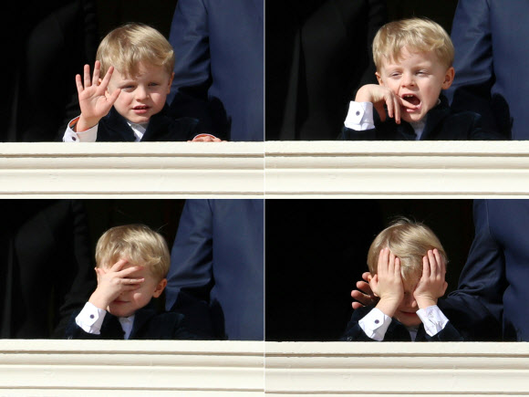 모나코의 자크 왕자가 27일(현지시간) 모나코에서 열린 ‘Sainte Devote Celebrations’ 중 궁전의 발코니에 등장해 깜찍한 행동을 보여주고 있다. AFP 연합뉴스