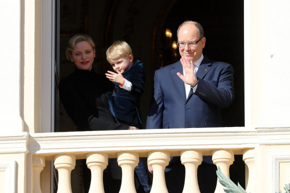 모나코의 대공 알베르 2세(오른쪽), 부인 샤를렌 공비와 아들 자크 왕자가 27일(현지시간) 모나코에서 열린 ‘Sainte Devote Celebrations’ 중 궁전의 발코니에 등장해 인사를 하고 있다. AFP 연합뉴스