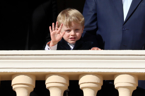 모나코의 자크 왕자가 27일(현지시간) 모나코에서 열린 ‘Sainte Devote Celebrations’ 중 궁전의 발코니에 등장해 깜찍한 행동을 보여주고 있다. AFP 연합뉴스