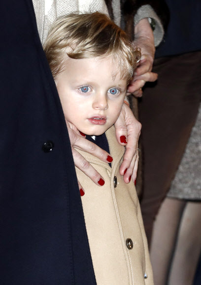 모나코의 대공 알베르 2세, 부인 샤를렌 공비와 아들 자크(아래) 왕자가 27일(현지시간) 모나코에서 열린 ‘Sainte Devote Celebrations’ 에 참석하고 있다. EPA 연합뉴스