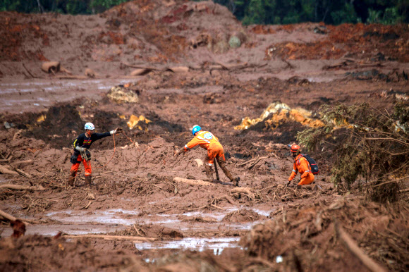 27일(현지시간) 브라질 남동부 미나스 제라이스주의 광산 댐 붕괴사고 현장의 모습. 미나스 제라이스주 재해 당국에 따르면 지난 25일 일어난 이번 사고로 지금까지 37명이 사망하고 280여 명의 실종자가 발생한 것으로 추정된다. AFP 연합뉴스