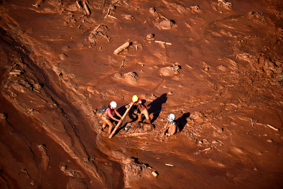 27일(현지시간) 브라질 남동부 미나스 제라이스주의 광산 댐 붕괴사고 현장의 모습. 미나스 제라이스주 재해 당국에 따르면 지난 25일 일어난 이번 사고로 지금까지 37명이 사망하고 280여 명의 실종자가 발생한 것으로 추정된다. AFP 연합뉴스