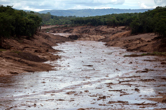 27일(현지시간) 브라질 남동부 미나스 제라이스주의 광산 댐 붕괴사고 현장의 모습. 미나스 제라이스주 재해 당국에 따르면 지난 25일 일어난 이번 사고로 지금까지 37명이 사망하고 280여 명의 실종자가 발생한 것으로 추정된다. AFP 연합뉴스