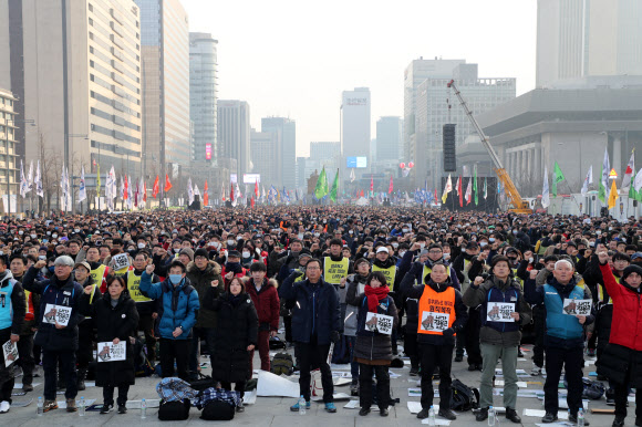 19일 오후 서울 광화문 광장에서 열린 민주노총 전국 노동자대회에서 참가자들이 구호를 외치고 있다. 연합뉴스