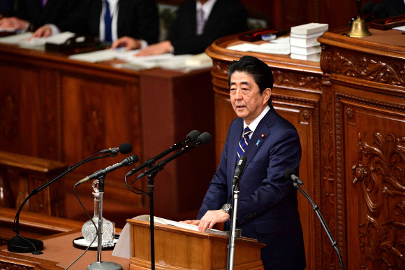 아베 신조 일본 총리가 28일 일본 도쿄 국회에서 시정연설을 하고 있다. AFP 연합뉴스