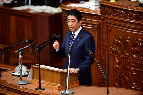 아베 신조 일본 총리가 28일 국회(중·참의원)에서 한 시정방침 연설을 하고 있다. AFP연합뉴스