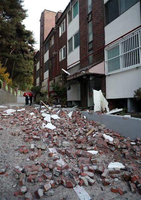 지난해 한반도를 비롯해 인근 바다에서 발생한 지진이 1978년 지진 관측 이래 세 번째로 많았던 것으로 나타났다. 특히 2016년 9월 12일 경북 경주에서는 1978년 이래 가장 강력한 규모 5.8의 지진이 일어났고, 2017년 11월 15일 경북 포항에서는 두 번째로 강력한 규모 5.4의 지진이 발생했다. 포항 지진으로 포항시 북구 한 빌라의 외벽이 무너져 내려 파편이 뒹굴고 있는 모습. 연합뉴스