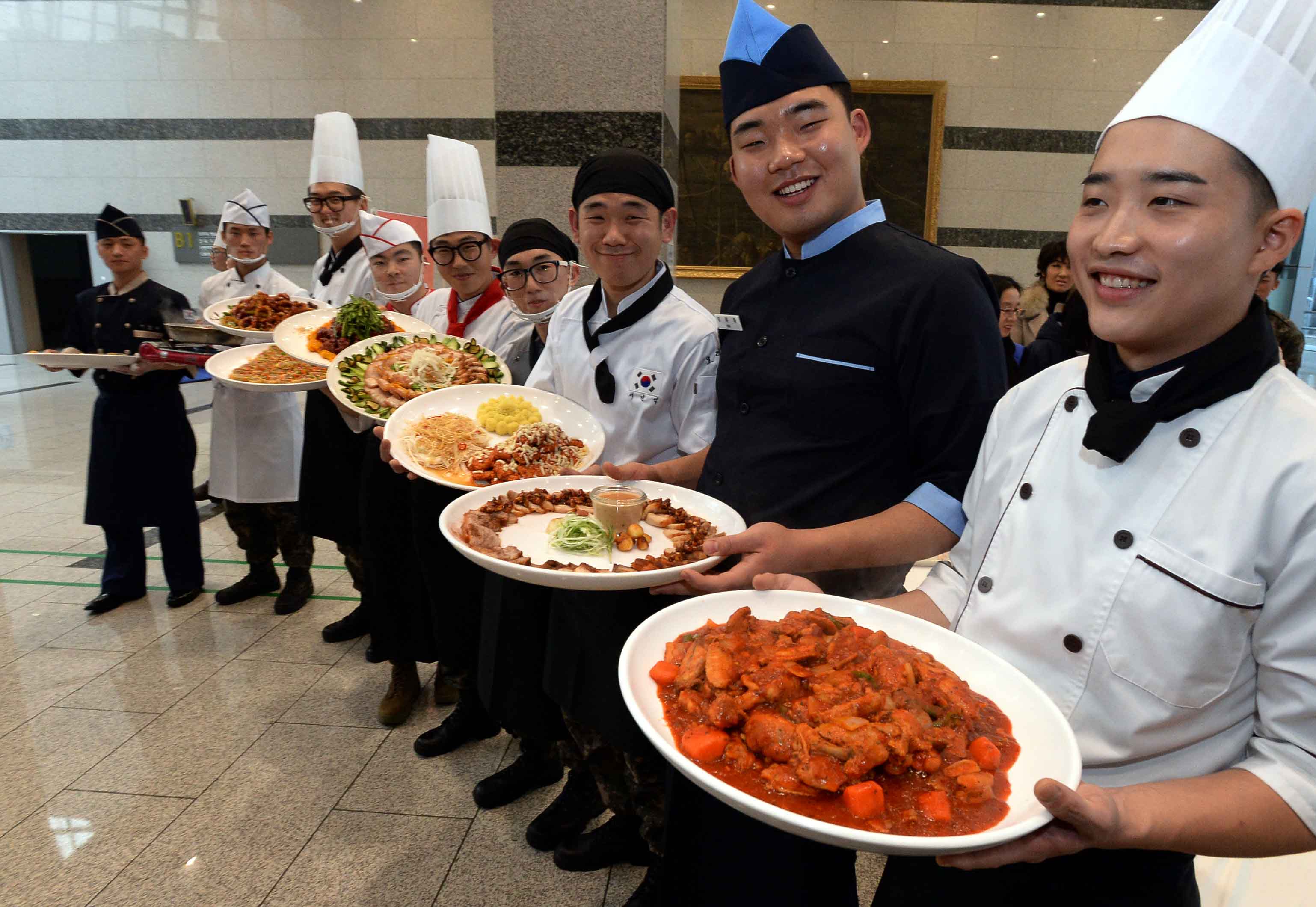 군 급식 만족도는 ‘보통’은 되는 것으로 나왔다. 하지만 음식에 따라 호불호가 크게 갈렸다. 국방부 공식조사에서 병사들은 돼지갈비 등 육류를 선호하는 것으로 조사됐다. 사진은 2014년 군 급식 요리대회 ‘찾아라! 군대 최고의 요리왕’ 선발 행사에서 참가자들이 요리를 들어보이는 모습. 서울신문 DB