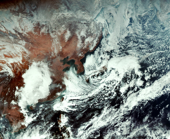 천리안 위성 2A호가 촬영한 한반도 주변