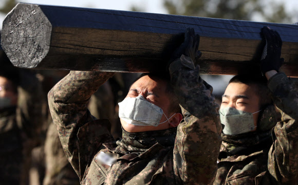 해군 목봉체조 ‘동료를 믿으며’