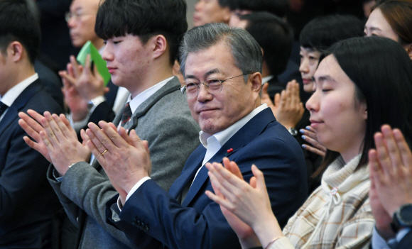 문재인 대통령이 29일 오전 서울 동대문디자인플라자에서 열린 ‘ICT 혁신과 제조업 미래 간담회’에서 미국 라스베이거스에서 열린 ‘CES 2019’ 참석했던 인사들의 발제를 듣고 있다. 이날 행사는 세계 최대의 가전?정보기술(IT) 전시회인 CES에서 공개된 한국 기업의 핵심 제품과 기술을 소개하고, 세계 제조 혁신의 흐름을 공유해 제조업 발전을 방안을 논의하기 위해 열렸다. 2019. 1. 29 도준석 기자 pado@seoul.co.kr