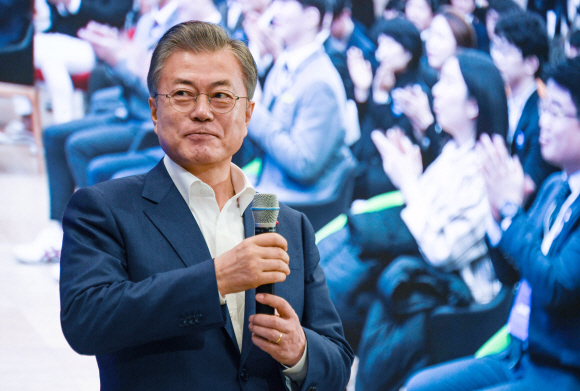 문재인 대통령이 29일 오전 서울 동대문디자인플라자에서 열린 ‘ICT 혁신과 제조업 미래 간담회’에서 인사말을 하고 있다. 이날 행사는 세계 최대의 가전?정보기술(IT) 전시회인 CES에서 공개된 한국 기업의 핵심 제품과 기술을 소개하고, 세계 제조 혁신의 흐름을 공유해 제조업 발전을 방안을 논의하기 위해 열렸다. 2019. 1. 29 도준석 기자 pado@seoul.co.kr