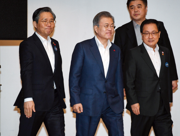 문재인 대통령과 성윤모 산업통상자원부 장관(왼쪽), 유영민 과학기술정보통신부 장관이 29일 오전 서울 동대문디자인플라자에서 열린 ‘ICT 혁신과 제조업 미래 간담회’에 입장하고 있다. 이날 행사는 세계 최대의 가전?정보기술(IT) 전시회인 CES에서 공개된 한국 기업의 핵심 제품과 기술을 소개하고, 세계 제조 혁신의 흐름을 공유해 제조업 발전을 방안을 논의하기 위해 열렸다. 2019. 1. 29 도준석 기자 pado@seoul.co.kr