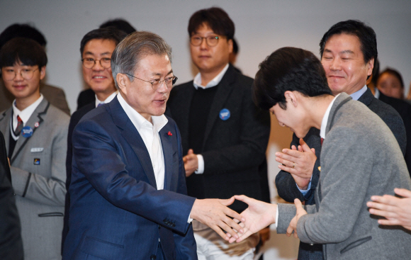 문재인 대통령이 29일 오전 서울 동대문디자인플라자에서 열린 ‘ICT 혁신과 제조업 미래 간담회’에 입장하다 참석자들과 인사하고 있다. 이날 행사는 세계 최대의 가전?정보기술(IT) 전시회인 CES에서 공개된 한국 기업의 핵심 제품과 기술을 소개하고, 세계 제조 혁신의 흐름을 공유해 제조업 발전을 방안을 논의하기 위해 열렸다. 2019. 1. 29 도준석 기자 pado@seoul.co.kr