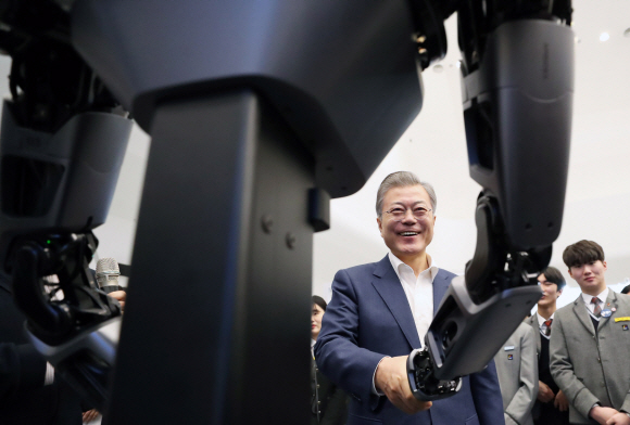 문재인 대통령이 29일 서울 동대문디자인플라자에서 열린 한국 전자 IT산업 융합 전시회에서 네이버랩스의 지능형 로봇팔을 살펴보고 있다. 2019. 1. 29 도준석 기자 pado@seoul.co.kr