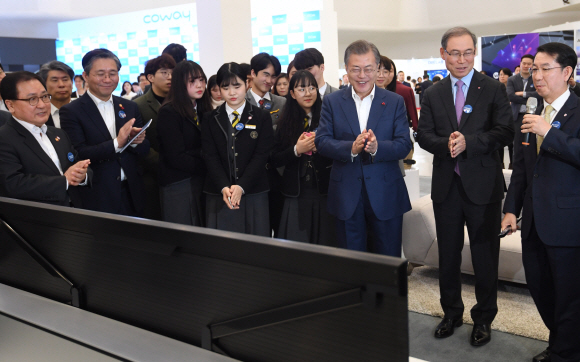 문재인 대통령이 29일 오전 서울 동대문디자인플라자에서 개막한 한국 전자?IT산업 융합 전시회를 방문해 LG의 롤러블 TV를 신기하게 바라보고 있다. 이 TV는 화면을 둥글게 말았다 펼 수 있다. 2019. 1. 29 도준석 기자 pado@seoul.co.kr