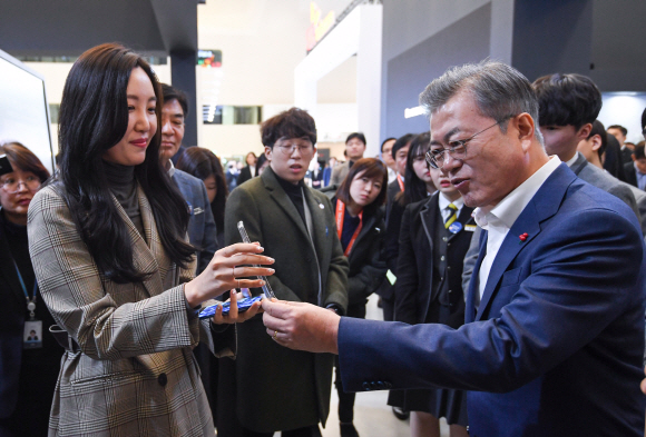 문재인 대통령이 29일 오전 서울 동대문디자인플라자에서 개막한 한국 전자?IT산업 융합 전시회를 방문해 삼성 C 랩인 모픽이 개발한 스냅 3D 휴대전화 케이스를 살펴보고 있다. 이 케이스를 이용하면 3D 안경 없이 입체화면을 볼 수 있다. 2019. 1. 29 도준석 기자 pado@seoul.co.kr