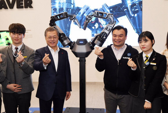 문재인 대통령이 29일 오전 서울 동대문디자인플라자(DDP)에서 열린 ‘ICT 혁신과 제조업 미래 전시회를 방문해 네이버랩스의 지능형 로봇팔과 기념촬영을 하고 있다. 2019. 1. 29 도준석 기자 pado@seoul.co.kr