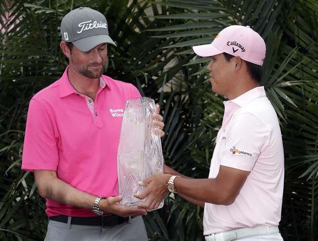 2017년 미국프로골프(PGA) 투어 플레이어스 챔피언십 우승자 김시우(오른쪽)가 지난해 5월 14일 2018년 대회에서 우승한 웨브 심프슨에게 트로피를 전달하고 있다.  서울신문 DB
