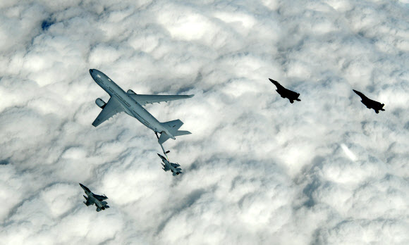 공군이 김해기지에서 KC-330 공중급유기 전력화 행사를 실시한다고 30일 전했다. 사진은 KC-330 공중급유기가 공군의 주력 KF-16 전투기에 공중급유를 실시하고 있는 모습. 2019.1.30  공군 제공