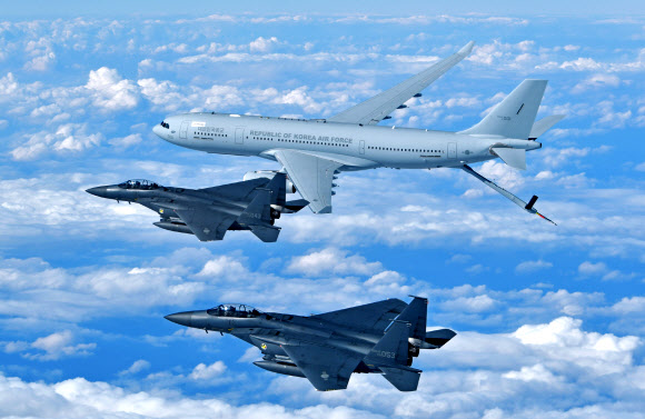 공군이 김해기지에서 KC-330 공중급유기 전력화 행사를 실시한다고 30일 전했다. 사진은 KC-330 공중급유기가 공군의 주력 F-15K, KF-16 전투기와 함께 비행하고 있는 모습. 2019.1.30  공군 제공
