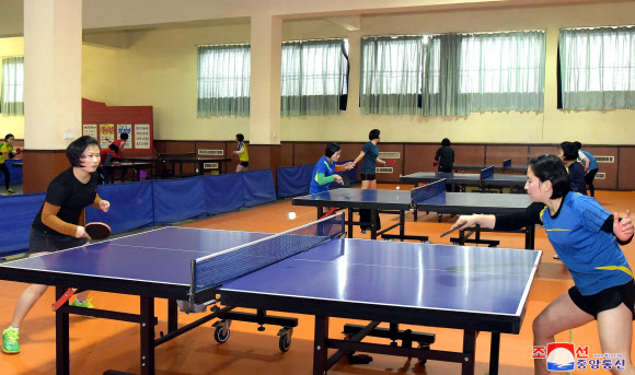 지난 24일 북한 기관차체육단 선수들의 탁구 훈련 모습을 조선중앙통신이 30일 보도했다. 2019.1.30 연합뉴스