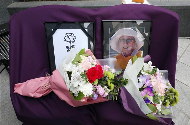 30일 오전 서울 종로구 옛 일본대사관 앞에서 열린 일본군성노예제 문제해결을 위한 정기수요시위에 고 김복동 할머니의 영정사진이 놓여있다. 2019.1.30 뉴스1