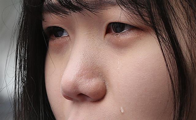 30일 서울 종로구 옛 일본대사관 앞에서 열린 일본군성노예제 문제해결을 위한 정기수요시위에서 마리몬드 팬클럽 로즈마리 홍소연씨가 자유발언을 하며 눈물을 흘리고 있다.  김복동 할머니의 별세로 위안부피해자는 23명만 남았다. 2019.1.30 뉴스1